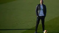 Pelatih Real Madrid, Zinedine Zidane berkomentar soal pertarungan Barcelona. (PIERRE-PHILIPPE MARCOU / AFP)