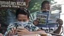Siswa saat mengerjakan soal pelajaran menggunakan fasilitas WiFi di Bank Sampah Majelis Taklim, Kecamatan Koja, Jakarta, Rabu (12/8/2020). (merdeka.com/Iqbal S. Nugroho)