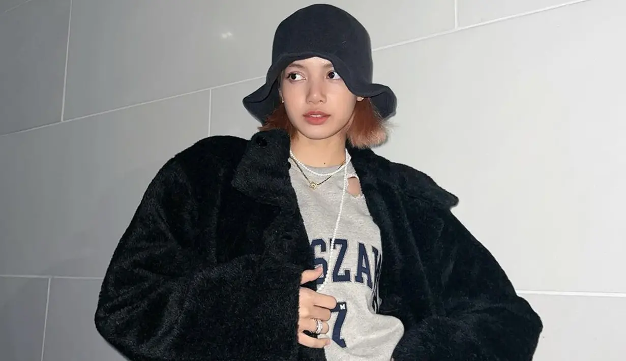Tampil dengan kaus abu-abu, Lisa Blackpink pun terlihat menambahkan jaket tebal berwarna hitam senada dengan topi yang digunakan. Bahkan, dalam penampilannya ini ia tak menggunakan aksesoris berlebih namun tetap memesona. (Liputan6.com/IG/@lalalalisa_m)