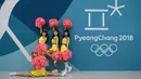 Empat Cheerleader berpose sebelum pertandingan di tempat hoki es Gangneung di Olimpiade Musim Dingin Pyeongchang 2018 di Gangneung, Korea Selatan (17/2). (AFP Photo/Ed Jones)