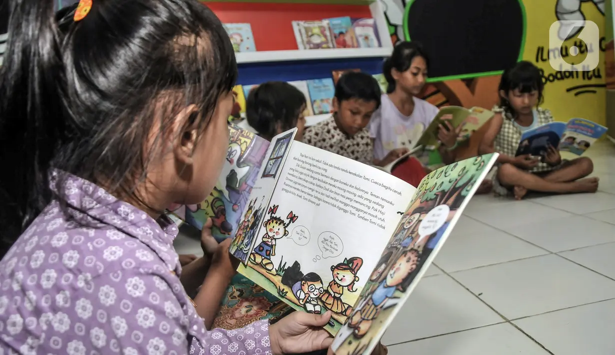 Anak-anak membaca buku di Pojok Baca Kampung Literasi RW 09, Kampung Pondok Jati, Palmeriam, Jakarta Timur, Senin (10/10/2022). Pemerintah Provinsi DKI Jakarta berkolaborasi dengan Kelurahan Palmeriam dan Komunitas Bale Buku Jakarta membangun Pojok Baca Palmeriam. (merdeka.com/Iqbal S. Nugroho)