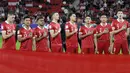 Para pemain starting XI Timnas Indonesia berbaris menyanyikan lagu kebangsaan Indonesia Raya sebelum dimulainya laga pertama Grup D Piala Asia 2023 Qatar menghadapi Timnas Irak di Ahmad bin Ali Stadium, Al-Rayyan, Doha, Senin (15/1/2024). (AFP/Karim Jaafar)