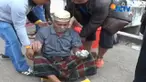 Lansia ini diketahui terkena stroke tiga bulan lalu. Petugas mengijinkannya melanjutkan perjalanan setelah yakin keadaannya telah baik.