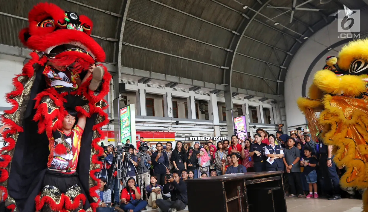 Penumpang menyaksikan pertunjukan Barongsai di stasiun Jakarta-Kota, Selasa (5/2). Di Tahun Baru Imlek ini PT KAI menghadirkan hiburan Barongsai serta meluncurkan KMT tematik dan pemberian fortune cookies bagi pengguna jasa KRL. (Liputan6.com/Johan Tallo)