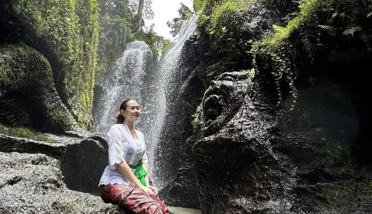 Kebaya tersebut pun dipadukan dengan obi hijau dan kain lilit batik warna merah. (@aurakasih)