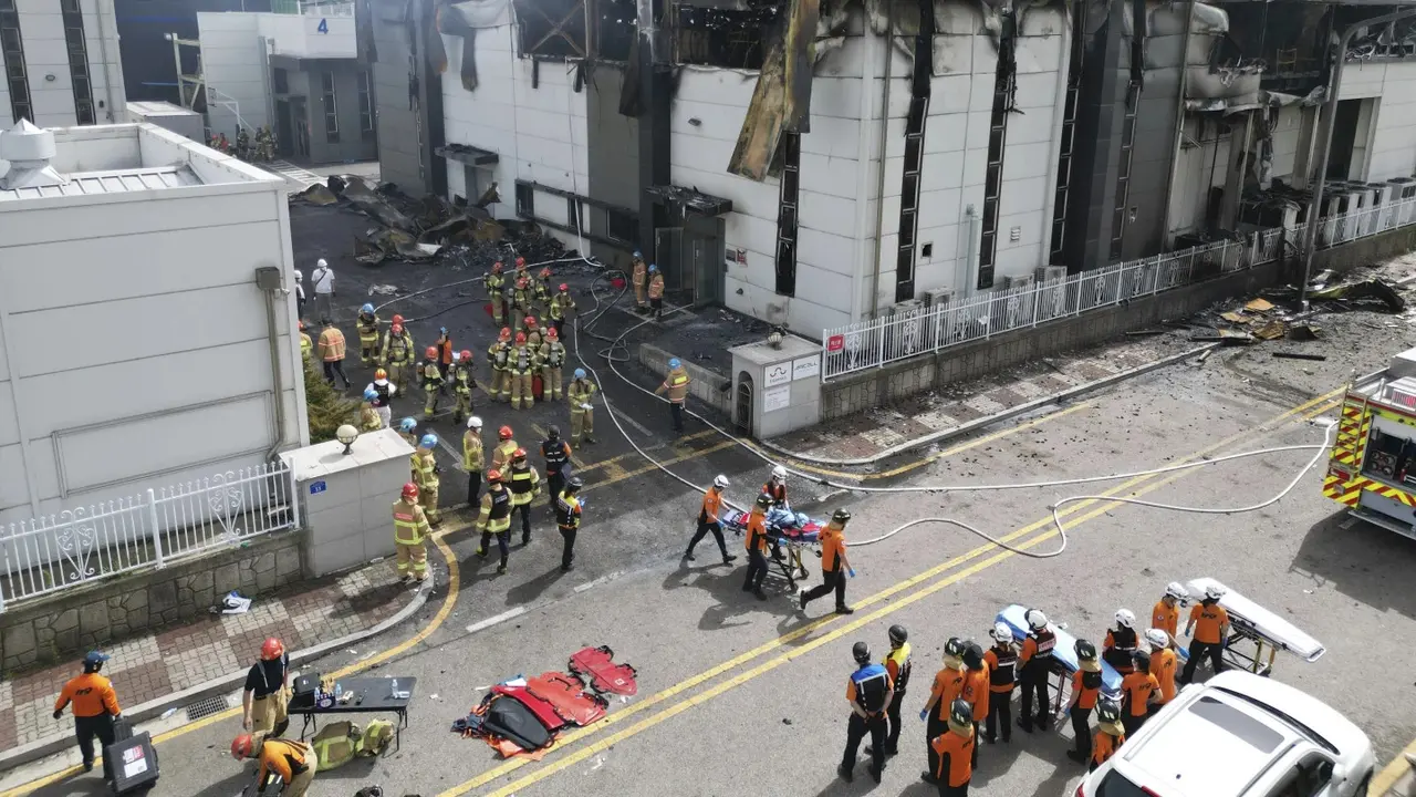 Kebakaran pabrik baterai lithium di Hwaseong, Korea Selatan. (AP)