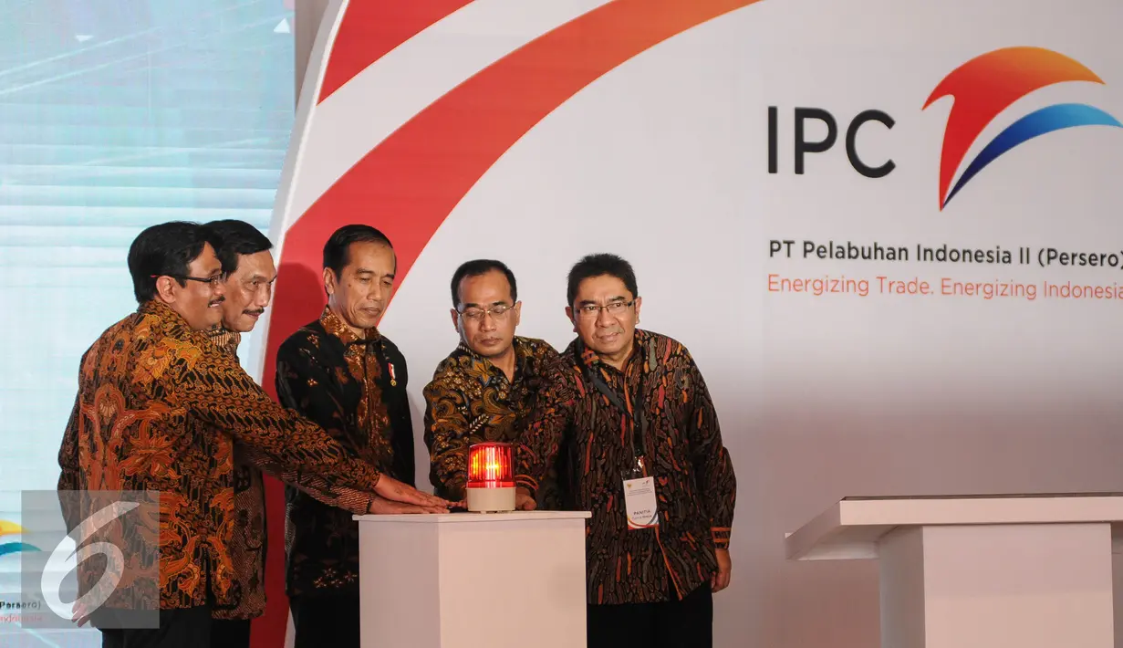 (ki-ka) Wagub Jakarta Djarot Saiful Hidayat, Menko Kemaritiman Luhut B Pandjaitan, Presiden Jokowi, Menhub Budi Karya, Dirut Pelindo II  Elvyn G Masassya menekan tombol meresmikan Terminal Petikemas Kalibaru, Jakarta (13/9).  (Liputan6.com/Faizal Fanani)