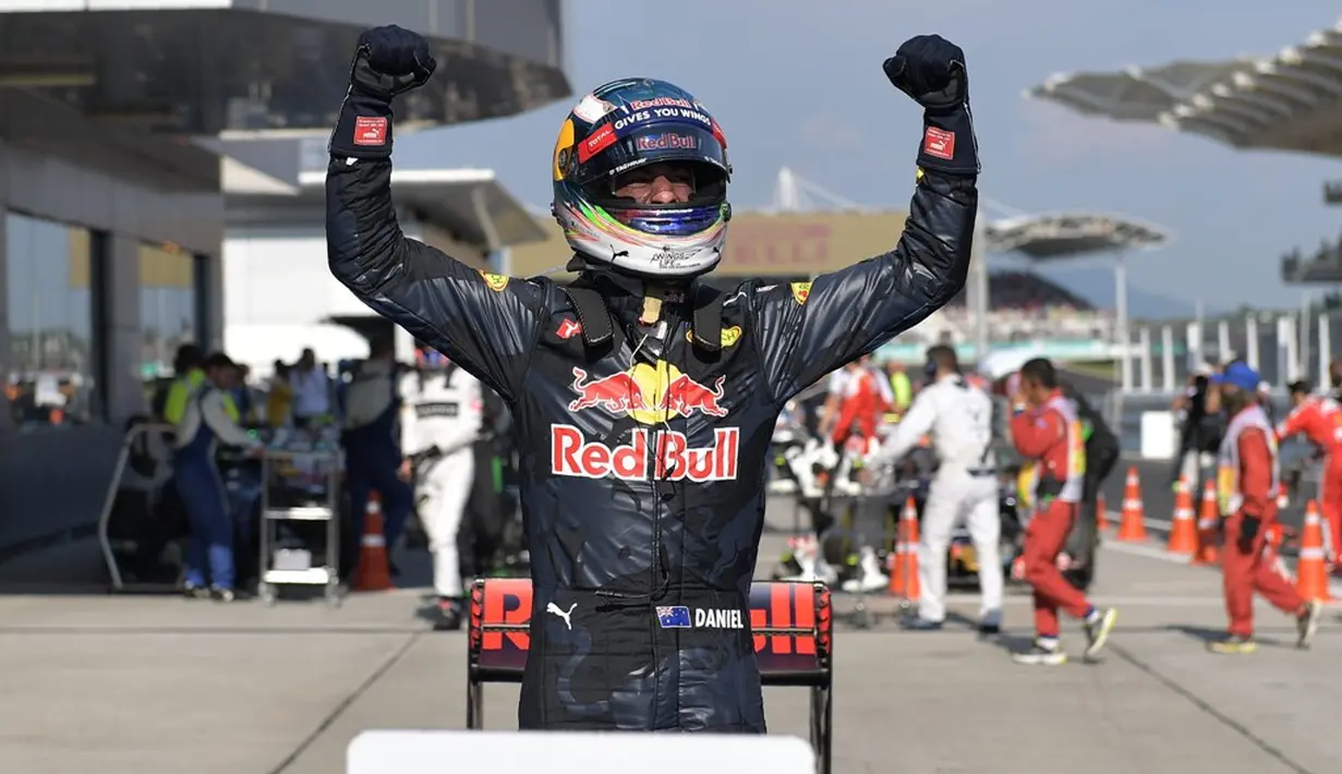 Ekspresi pebalap Red Bull Racing, Daniel Ricciardo, setelah menjadi pemenang balapan F1 GP Malaysia di Sirkuit Sepang, Minggu (2/10/2016). (AFP/Mohd Rasfan)