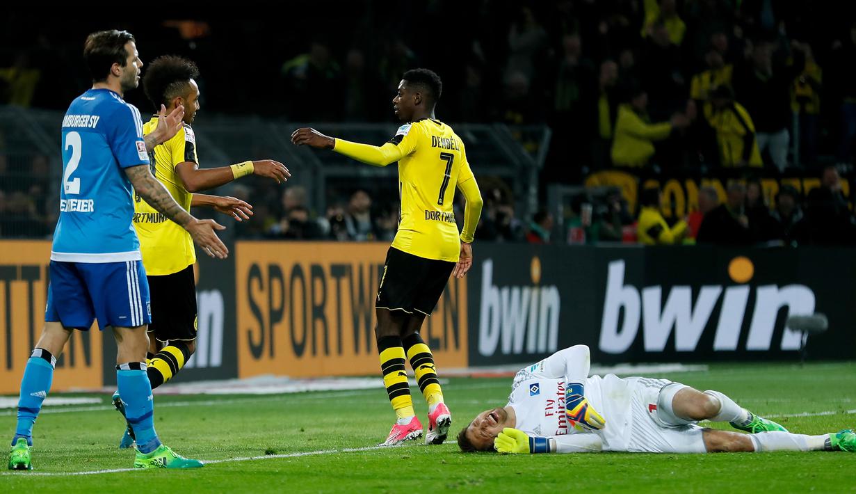 Kiper Hamburg SV, Rene Adler, tergeletak saat pertandingan melawan Borussia Dortmund. Borussia Dortmund mendominasi jalannya pertandingan dengan penguasaan bola hingga 60 persen sementara Hamburg SV hanya 40 persen.  (EPA/Friedmann Vogel)