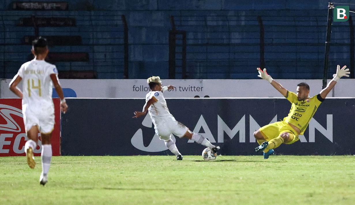 Pemain Dewa United, Fahmi Al-Ayyubi berusaha mengecoh kiper Persija Jakarta, Andritany Ardhiyasa dalam laga pekan ke-16 BRI Liga 1 2022/2023 di Stadion Sultan Agung, Bantul, Yogyakarta, Selasa (20/12/2022) malam WIB. (Bola.com/Ikhwan Yanuar)