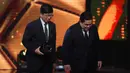 Sutanto Hartono juga berharap ke depannya timnas Indonesia bisa semakin berprestasi. Tampak dalam foto, Managing Director Emtek Group, Sutanto Hartono (kiri) saat menerima Token Appreciation sebagai Official Broadcaster PSSI Awards dari Ketua Umum Persatuan Sepak Bola Seluruh Indonesia (PSSI), Erick Thohir, pada malam PSSI Awards 2026 di Studio 6 Emtek City, Jakarta, Sabtu (Sabtu (28/3/2026) malam WIB. (Bola.com/Bagaskara Lazuardi)
