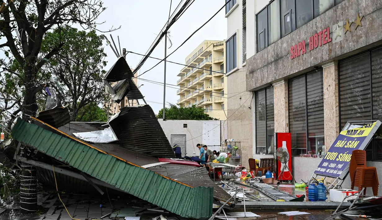 Jumlah korban tewas akibat Topan Kajiki di Vietnam terus bertambah. Tercatat, pada 26 Agustus 2025 tiga orang tewas dan 10 lainnya terluka akibat terjangan Topan Kajiki. (Nhac NGUYEN/AFP)