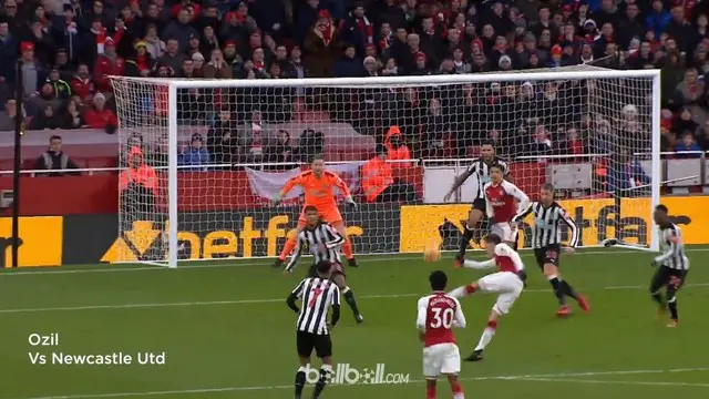 Sepakan voli first-time spektakuler Mesut Ozil membuka daftar 5 gol terbaik Arsenal sejauh ini sepanjang musim 2017-18. Berikutnya, aksi cerdik Aaron Ramsey sukses mengelabui pertahanan rapat Leicester City sebelum bikin gol. Penyerang yang sudah pin...