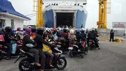 Pemudik membawa anaknya saat akan memasuki kapal penyereberangan di Dermaga 6 Pelabuhan Merak, Banten, Kamis (22/6). Meski berbahaya, sejumlah pemudik masih nekat membawa anak mereka dengan sepeda motor. (Liputan6.com/Helmi Fithriansyah)