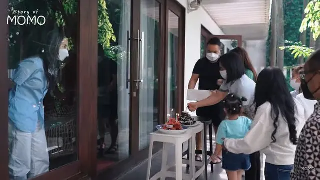 7 Potret Ulang Tahun Momo Geisha yang Harus Disekat Kaca Karena Positif Covid-19