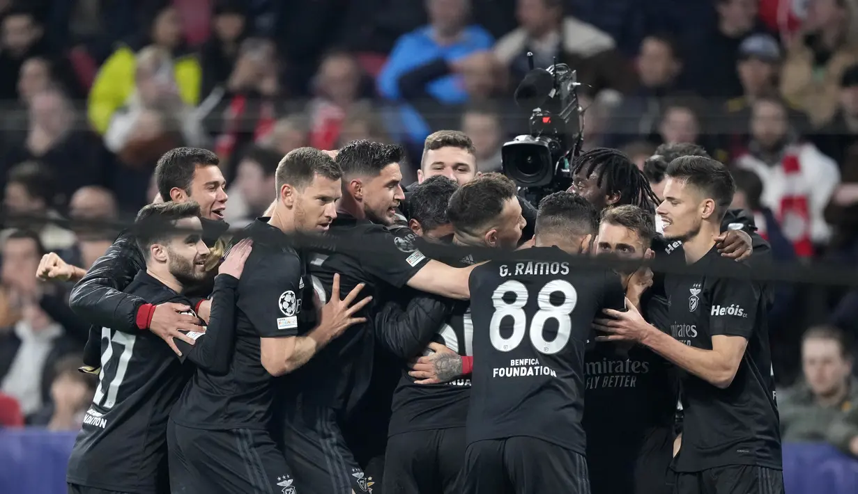 Benfica melaju ke babak perempat final usai menaklukkan Ajax Amsterdam pada laga leg ke dua babak 16 besar Liga Champions. Kemenangan tersebut membuat tim asal Portugal itu menang dengan agregat 3-2. (AP/Peter Dejong)