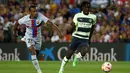 Bek Manchester City Joshua Wilson berlari dengan bola melewati bek Barcelona Jules Kounde pada sebuah laga amal di Stadion Camp Nou, Kamis (25/8/2022) dini hari WIB. Laga Barcelona vs Man City berjalan ketat, skor akhir sama kuat 3-3. (AP Photo/Joan Monfort)