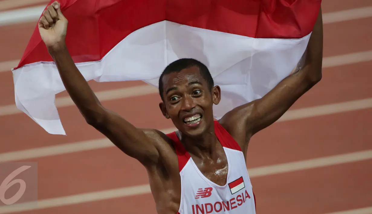 Ekspresi pelari Indonesia, Agus Prayogo saat merayakan kemenangannya di nomor lari 10.000 m putra SEA Games 2015 di National Stadium, Singapura, Rabu (10/6/2015). Agus mencatat waktu 29 menit dan 41,56 detik. (Liputan6.com/Helmi Fithriansyah)