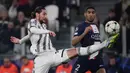 Gelandang Juventus, Adrien Rabiot mengontrol bola di depan bek PSG, Achraf Hakimi pada laga fase Grup H Liga Champions 2022/2023 di Juventus Stadium, Turin (2/11/2022). Kontrak Adrien Rabiot bersama Juventus akan habis pada akhir musim 2022/2023 ini. Juventus pun masih terus berusaha untuk menahannya. Jika pergi akhir musim ini, Liverpool akan mendapatkannya secara cuma-cuma. (AFP/Filippo Monteforte)