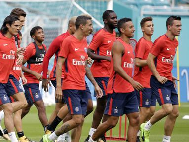 Para pemain Paris Saint-Germain mengikuti sesi latihan di Miami, Selasa (25/7/2017). Paris Saint-Germain akan menghadapi Juventus pada laga turnamen pramusim bertajuk International Champions Cup 2017 di AS. (AP/Lynne Sladky)