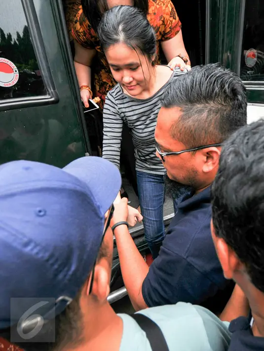 Jessica Kumala Wongso, tersangka kasus pembunuhan Wayan Mirna Salihin, turun dari mobil tahanan kejaksaan, di Rutan Pondok Bambu, Jakarta, Jumat (27/5). Jessica tetap bungkam saat akan dibawa masuk ke penjara khusus wanita itu. (Liputan6.com/Yoppy Renato)