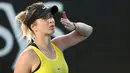 Petenis Ukraina, Elina Svitolina merayakan kemenangannya atas Katie Boulter dari Inggris pada putaran pertama kejuaraan tenis Australia Terbuka di Melbourne, Australia, Selasa (21/1/2020). (AP Photo/Dita Alangkara)
