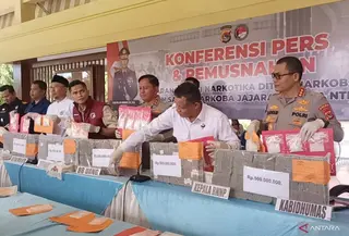 Polda NTB tunjukan tumpukan uang dan narkoba milik eks Kapolres Bima Kota AKBP Didik. (Antara)