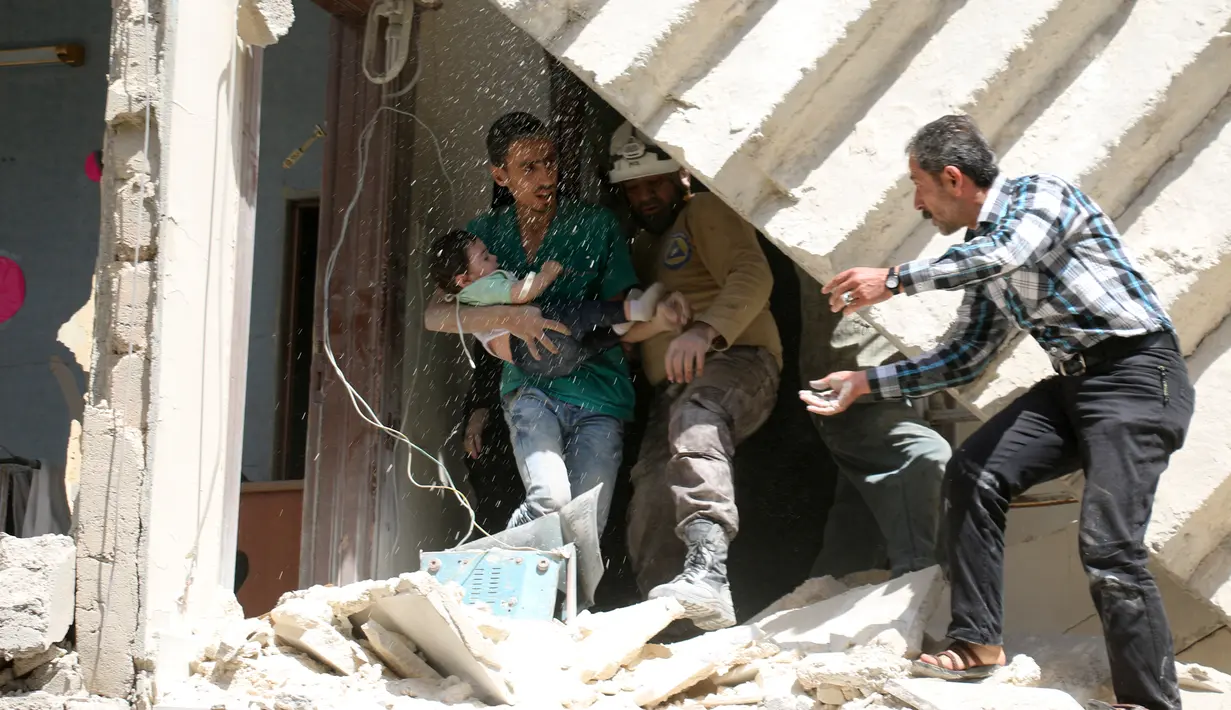 Relawan berusaha mengevakuasi bayi dari sebuah bangunan runtuh setelah serangan udara di wilayah yang dikuasai pemberontak al-Kalasa di kota Suriah bagian utara, Aleppo, Kamis (28/4). (AFP PHOTO / Ameer ALHALBI)