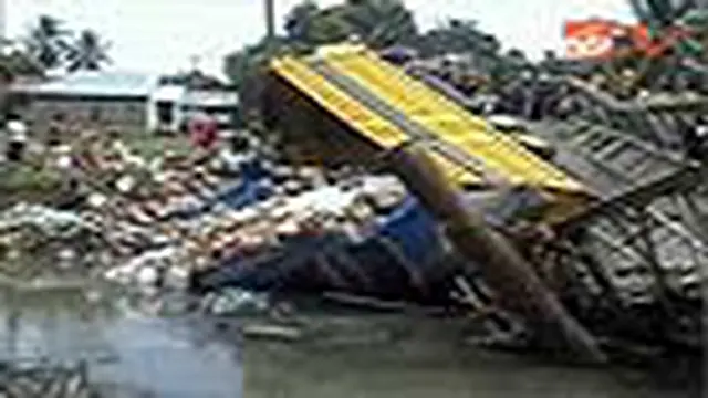 Jembatan Ambruk Setelah Truk 20 Ton Melintas
