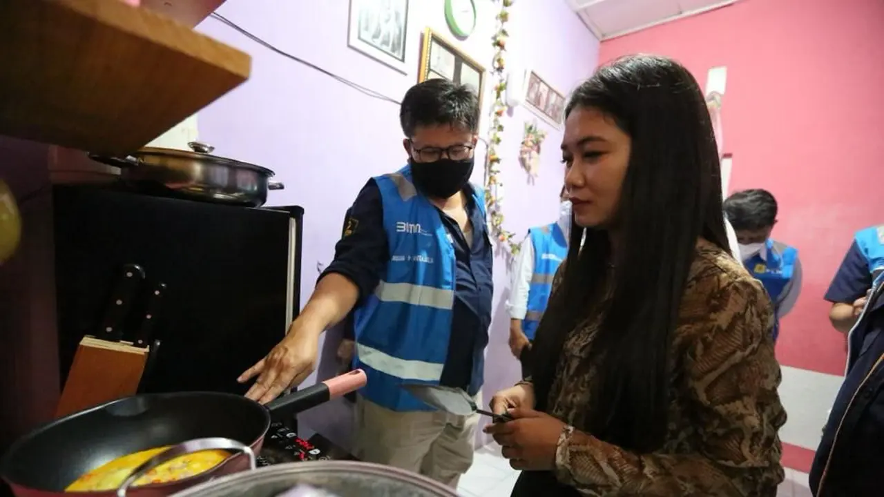 PT PLN (Persero) sukses merealisasikan pilot project konversi kompor LPG ke kompor induksi di Surakarta.