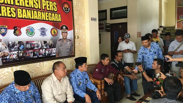 Ahmad Fauzi, kades terpilih yang sempat dilaporkan hilang mengadakan konferensi pers didampingi Kapolres dan Bupati Banjarnegara. (Foto: Liputan6.com/Polres BNA/Muhamad Ridlo)
