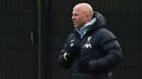 Pelatih Liverpool, Arne Slot saat memimpin latihan jelang laga lanjutan Liga Champions 2024/2025 melawan Girona di AXA training centre, Liverpool, Inggris, Senin (09/12/2024) waktu setempat. (AFP/Peter Powell)