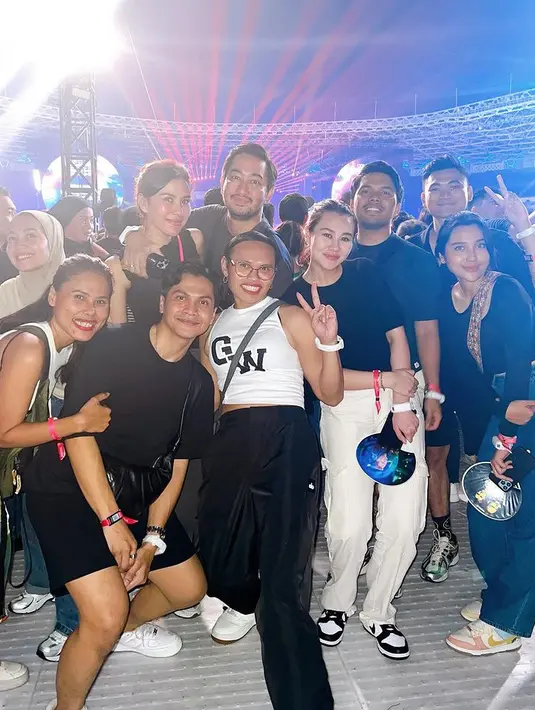 <p>Aaliyah Massaid hadir mengenakan kaos hitam dipadukan celana putih. Dengan gaya rambut yang diikat. [@wanda_haraa]</p>