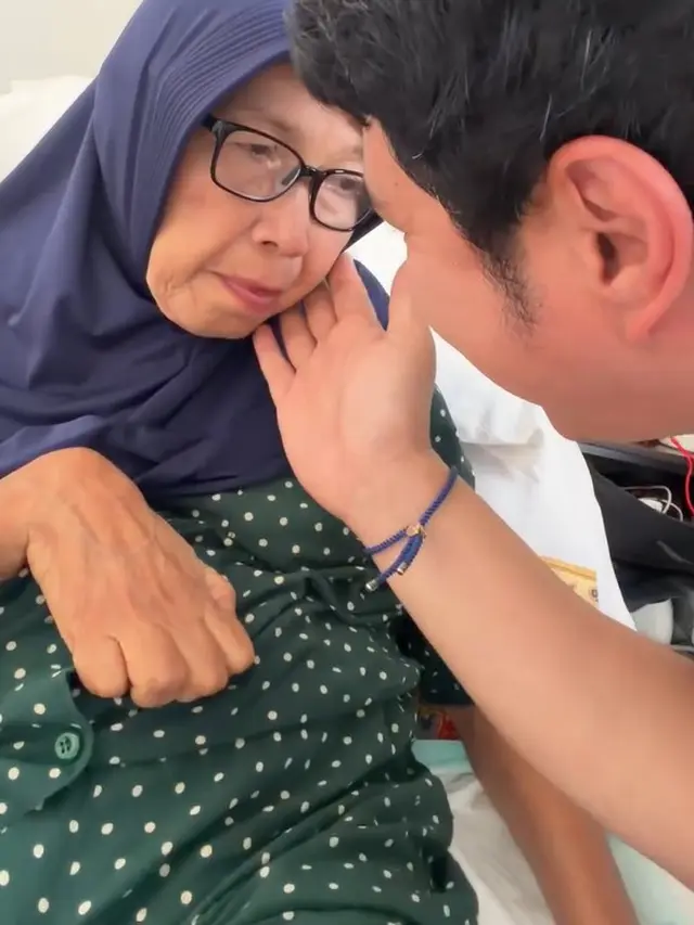 Aldi Taher merawat ibu yang kena stroke