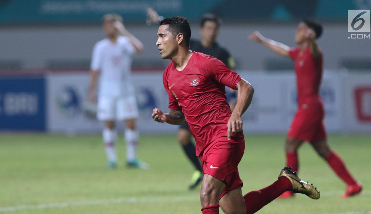 Pemain Timnas Indonesia, Alberto Goncalves merayakan gol yang dicetaknya saat melawan Hong Kong pada laga uji coba internasional di Stadion Wibawa Mukti, Cikarang, Selasa (16/10). Babak pertama, Indonesia unggul 1-0. (Liputan6.com/Helmi Fithriansyah)