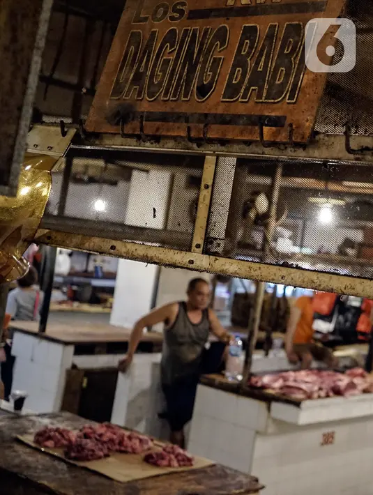 Suasana los daging non halal di Pasar Senen, Jakarta, Senin (13/9/2021). Pascaviral penjualan daging anjing di Pasar Senen, lapak penjual tersebut kini sudah tak beroperasi dan jika nanti pedagang itu kembali menjual daging anjing, maka lapaknya akan ditutup permanen. (Liputan6.com/Johan Tallo)