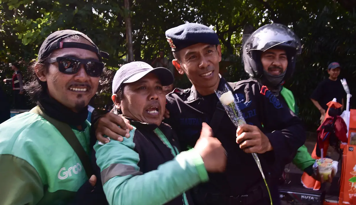 Mereka juga terlihat saling berjabat tangan. (merdeka.com/Arie Basuki)