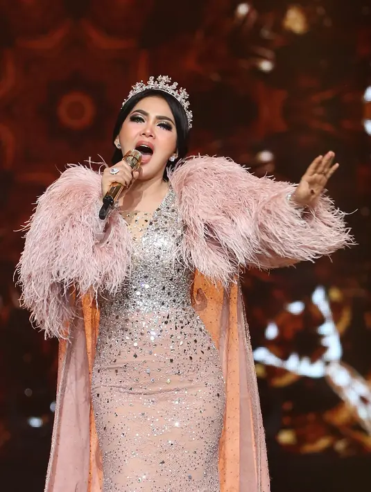 "Luar biasa, ini akan ada album kelima. Proses ini akan terus bergulir sampai 2-3 bulan sebelum launching," kata Syahrini usai manggung di JIEXPO Kemayoran, Jakarta Pusat, Kamis (24/8/2017) malam. (Bambang E. Ros/Bintang.com)