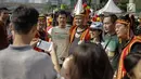 Sejumlah peserta parade seni budaya mengenakan pakaian adat dan atribut Kepulauan Nias saat Car Free Day di Kawasan Jalan Sudirman, Jakarta, Minggu (4/3). (Liputan6.com/Faizal Fanani)