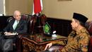 Dubes AS untuk Indonesia, Joseph R Donovan (kiri) berbincang dengan Menteri Agama Lukman Hakim Saifuddin di Kemenag, Jakarta, Selasa (7/2). Pertemuan untuk memperbanyak kerjasama di bidang pendidikan. (Liputan6.com/Helmi Fithriansyah)