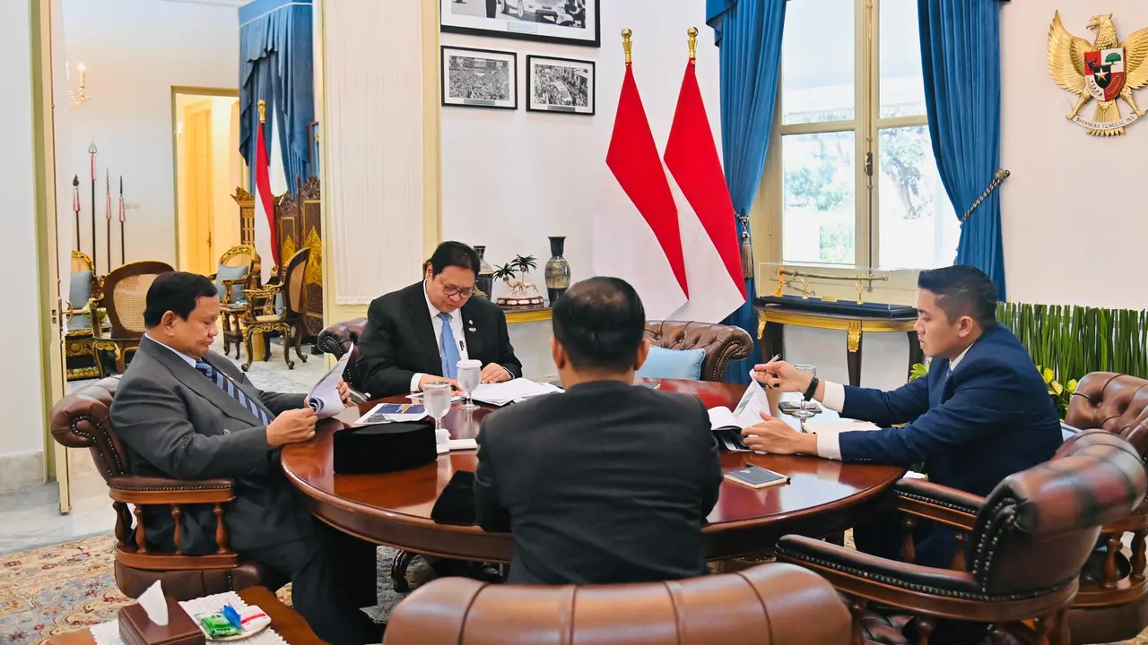 Presiden Prabowo Subianto menggelar rapat terbatas bersama sejumlah menteri Kabinet Merah Putih di Istana Merdeka, Jakarta, pada Jumat, 27 Juni 2025.