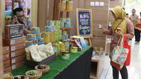 Pengunjung melihat produk coklat dalam pameran kakao dan coklat di Kementerian Perindustrian, Jakarta, Selasa (17/9/2019). Kemenprin mengusulkan pengenaan PPN sebesar 0% bagi produsen industri pengolahan kakao guna meningkatkan daya saing produk dalam negeri. (Liputan6.com/Angga Yuniar)