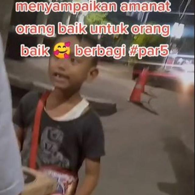 Tak Ada Pembeli Sampai Malam, Penjual Pizza Beri Dagangannya ke Pemulung