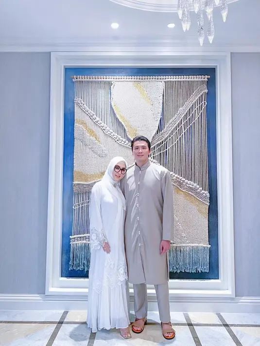 Syahrini dan Reino Barack pilih warna netral sebagai busana Idul Adha yang elegan [@princessyahrini]
