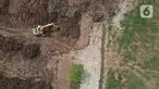Foto udara memperlihatkan kendaraan alat berat menyelesaikan penggarapan lahan untuk lokasi pemakaman khusus Covid-19 di Rorotan, Jakarta Utara, Kamis (3/6/2021). Sejak dibuka pada akhir Maret lalu, TPU ini diutamakan melayani pemakaman bagi jenazah Covid-19 ber-KTP DKI. (merdeka.com/Imam Buhori)