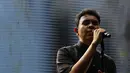 Tulus membuka penampilannya lewat lagu Interaksi. Sorak sorai penonton negitu riuh saat Tulus naik ke atas panggung. (Liputan6.com/Herman Zakharia)