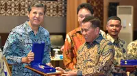 Presiden Direktur Syngenta Indonesia Kazim Hasnain (kiri) menerima penghargaan Adhi Bhakti Tani Nelayan dari Ketua Kelompok Tani Nelayan Andalan (KTNA) Yadi Sofyan Noor (kanan) di sela acara Pekan Nasional (Penas) Petani Nelayan Indonesia XVI di Padang, Sumatera Barat (9/6/2023). (Liputan6.com/HO)