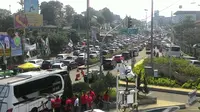 Libur Paskah, jalan menuju Puncak, Bogor macet panjang. (Liputan6.com/Achmad Sudarno)