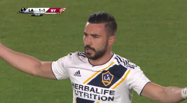 New York Red Bulls pertahankan keunggulan dengan mengalahkan LA Galaxy 3-2 meski Galaxy sempat bangkit dari keteringgalan dua gol....
