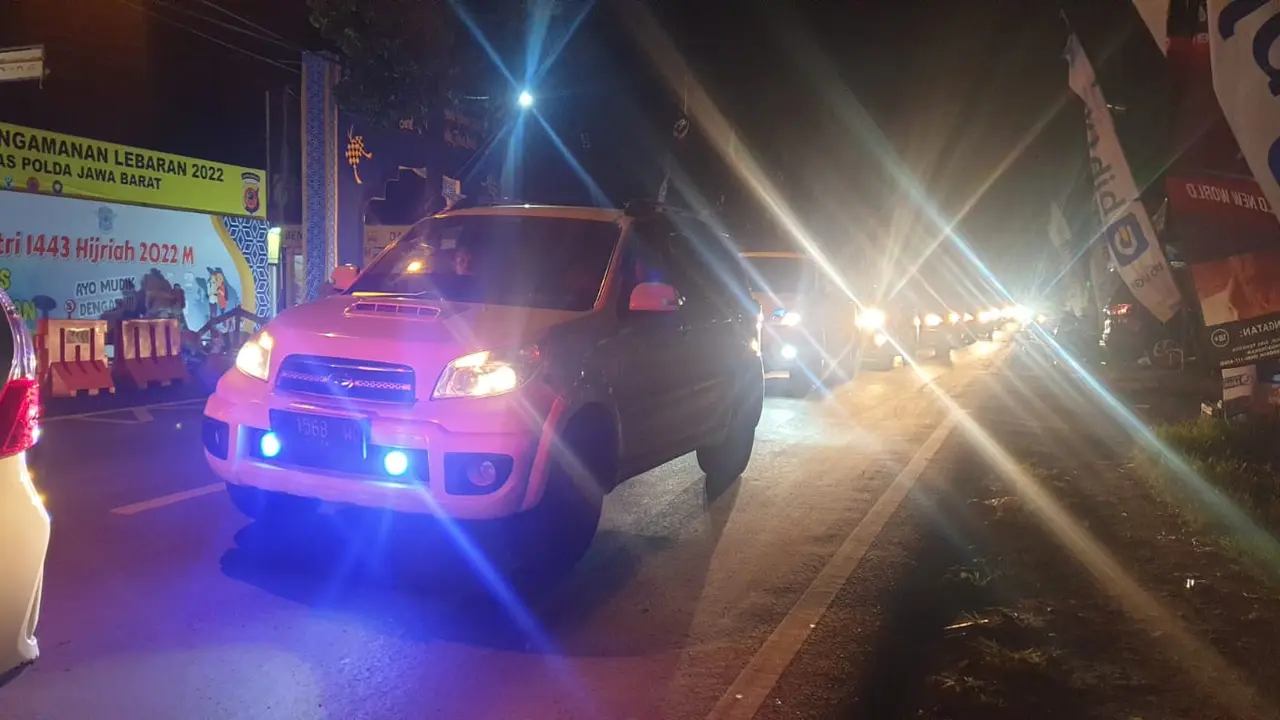 Antrian kendaraan di ruas jalur mudik nasional Limbangan-Malangbong, Garut Jumat (29/4/2022) malam. (Liputan6.com/Jayadi Supriadin)